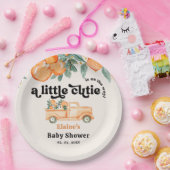 Eine kleine Süsse ist unterwegs mit einer orangefa Pappteller (Party)