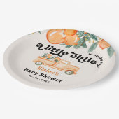 Eine kleine Süsse ist unterwegs mit einer orangefa Pappteller (Schrägansicht)