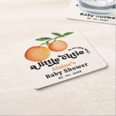 Eine kleine Süsse ist unterwegs mit einer orangefa Rechteckiger Pappuntersetzer (angewinkelt)