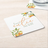 Eine kleine Süsse ist unterwegs mit einer orangefa Rechteckiger Pappuntersetzer (angewinkelt)