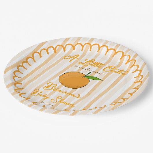 Eine kleine Süsse mit kleinem Zitrusfrüchteduschko Pappteller (Schrägansicht)