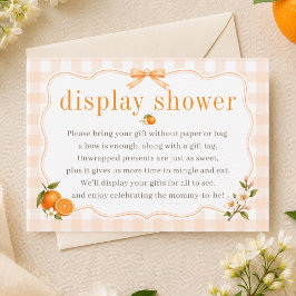 Eine kleine süße orange Gingham-Anzeige-Baby-Party Begleitkarte