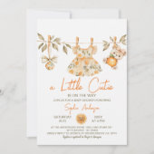 Eine kleine Süsse Orangefarbene Baby-Kleidung Kind Einladung (Vorderseite)