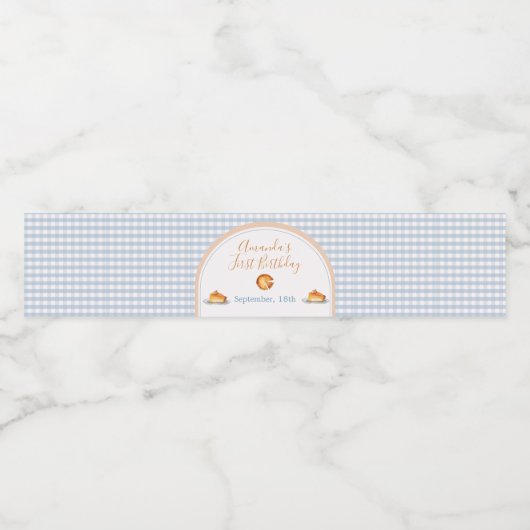 Eine kleine Süsse Pie First Birthday Blue Gingham Wasserflaschenetikett (Einzelnes Label)