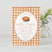 Eine kleine Süsse Pie ist auf dem Weg Baby Shower  Einladung (Stehend Vorderseite)