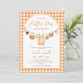 Eine kleine Süsse Pie ist auf dem Weg Babydusche Einladung (Stehend Vorderseite)