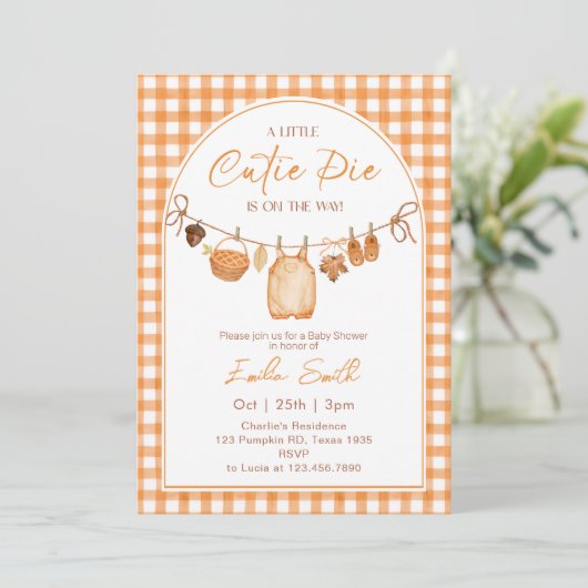 Eine kleine Süsse Pie ist auf dem Weg Babydusche Einladung (Stehend Vorderseite)