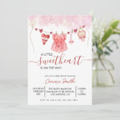 Eine kleine süße rote Babydusche Einladung (Stehend Vorderseite)