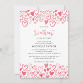 Eine kleine Sweetheart Pink Hearts Script Baby Dus Einladung (Vorderseite)