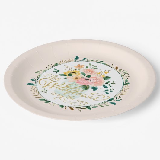 Eine kleine Wildblume befindet sich auf der Papier Pappteller (Schrägansicht)