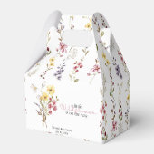 Eine kleine Wildblume befindet sich auf der "Way S Geschenkschachtel (Rückseite)