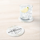 Eine kleine Wildblume gelbe Wasserfarbendusche Runder Pappuntersetzer (Vor Ort)