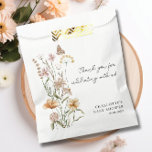 Eine kleine Wildblume Girl Babydusche Geschenktütchen<br><div class="desc">Suchen Sie ein schönes Babyduschthema für eine zukünftige Mami? Karo diese kleine Wildblume Girl Baby Duwer Fevor Tasche. Es verfügt über einen niedlichen Wildblume-Bouquet vorne. Mit den Vorlagenfeldern können Sie ganz einfach Ihre eigenen Daten hinzufügen. Wir haben eine ganze Sammlung von passenden Gegenständen und Party-Vorräten mit diesem wunderbaren Thema Wildblume...</div>