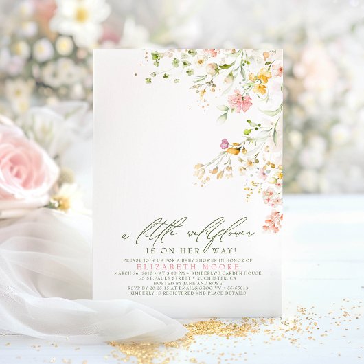 Eine kleine Wildblume ist auf dem Weg Niedliche Ba Einladung