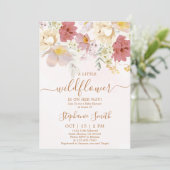 Eine kleine Wildblume ist auf dem Weg zum Baby Dus Einladung (Stehend Vorderseite)