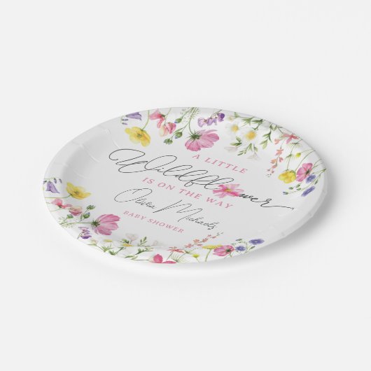 Eine kleine Wildblume ist auf dem Weg zur Babydusc Pappteller (Schrägansicht)