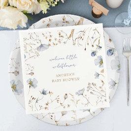 Eine kleine Wildblume ist auf dem Weg zur Babydusc Serviette