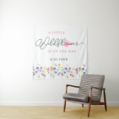 Eine kleine Wildblume ist unterwegs Wandteppich (Beispiel)