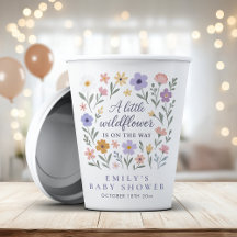 Eine kleine Wildblumen-Blumenmädchen-Baby-Party