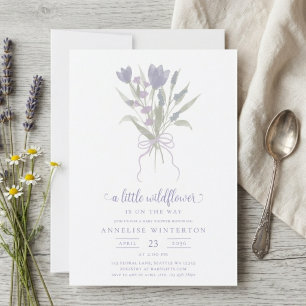 Eine kleine Wildblumen-Lila-Bogen-Baby-Party Einladung