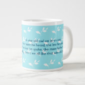 Eine kluge alte Eule, die auf einer Baumzweigung s Jumbo-Tasse (Vorderseite Rechts)