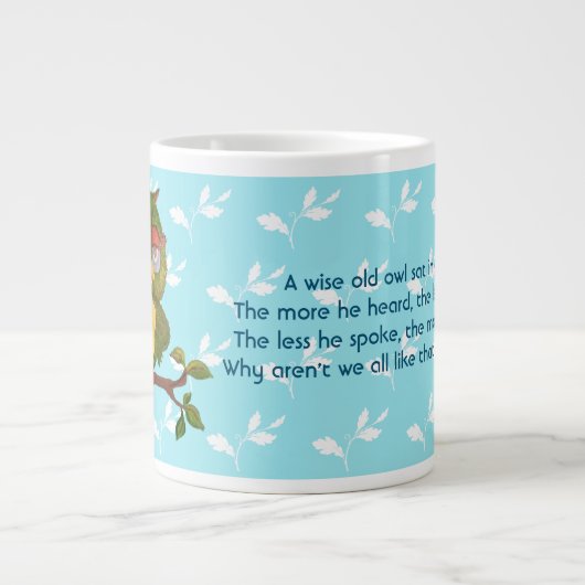 Eine kluge alte Eule, die auf einer Baumzweigung s Jumbo-Tasse (Vorderseite)