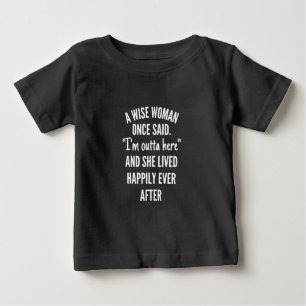 Eine kluge Frau sagte einmal, dass ich hier drauße Baby T-shirt