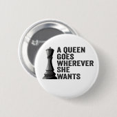 Eine Königin geht, wo immer sie Funny Chess Lover Button (Vorne & Hinten)