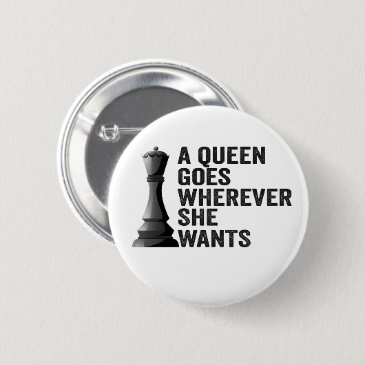 Eine Königin geht, wo immer sie Funny Chess Lover Button (Vorne & Hinten)