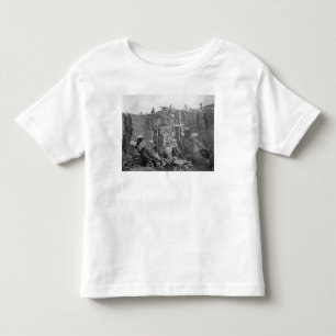 Eine Körperverletzung des Gewehr-zwei während de Kleinkind T-shirt