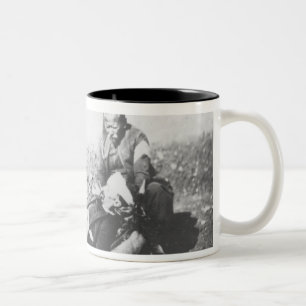 Eine Krankenschwester, die einen verletzten Mann Zweifarbige Tasse