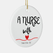 Eine Krankenschwester mit Herz-Keramik Zirkel Orna Keramik Ornament (Rechts)