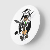 Eine Kuh, die Golf spielt Runde Wanduhr (Winkel)