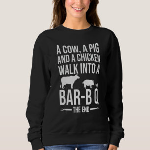 Eine Kuh, ein Schwein und ein Huhn gehen in ein Ba Sweatshirt