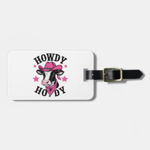 Eine Kuh mit einem lebhaften rosa Cowboy Gepäckanhänger