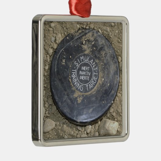 Eine Landmine mit Simulation Silbernes Ornament (Rechts)