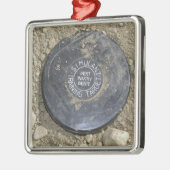 Eine Landmine mit Simulation Silbernes Ornament (Links)