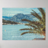 Eine Landschaft mit Bergen und Palmen Poster (Vorne)