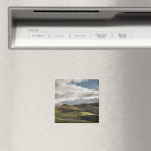 Eine Landschaft mit Hügeln und Wolken Magnet (In Situ (Geschirrspüler))