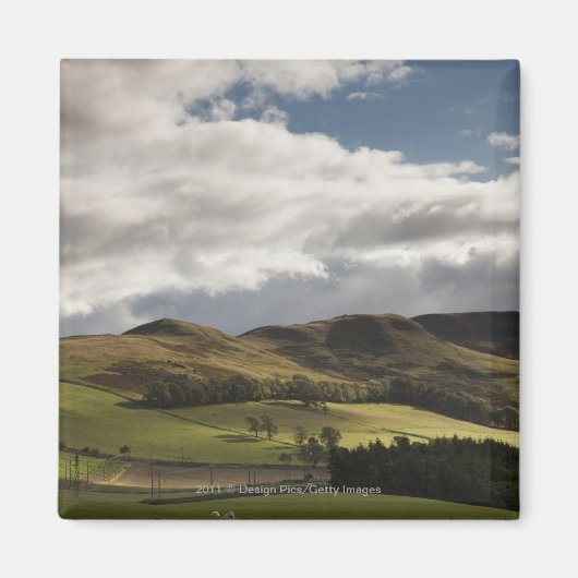 Eine Landschaft mit Hügeln und Wolken Magnet (Vorne)