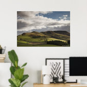 Eine Landschaft mit Hügeln und Wolken Poster (Heimbüro)