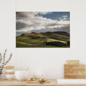 Eine Landschaft mit Hügeln und Wolken Poster (Küche)