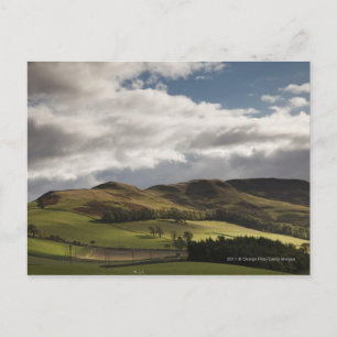 Eine Landschaft mit Hügeln und Wolken Postkarte