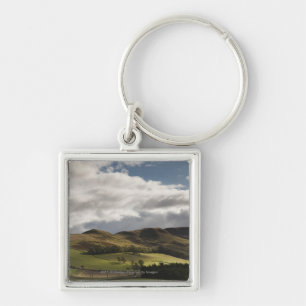 Eine Landschaft mit Rolling Hills und Wolken Schlüsselanhänger