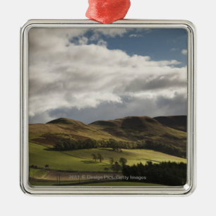 Eine Landschaft mit Rolling Hills und Wolken Silbernes Ornament