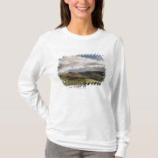 Eine Landschaft mit Rolling Hills und Wolken T-Shirt