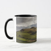 Eine Landschaft mit Rolling Hills und Wolken Tasse (Links)
