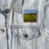 Eine landschaftliche Ansicht einer Scheune in Button (Beispiel)