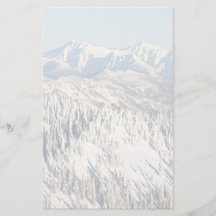 Eine landschaftliche Ansicht von Snowybergen und Briefpapier