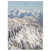 Eine landschaftliche Ansicht von Snowybergen und Klemmbrett (Rückseite)